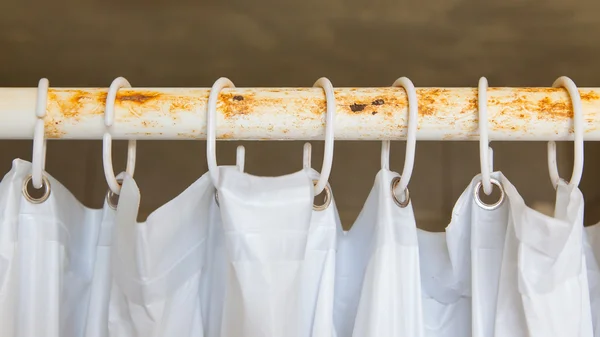 Cortina de chuveiro branco no banheiro — Fotografia de Stock