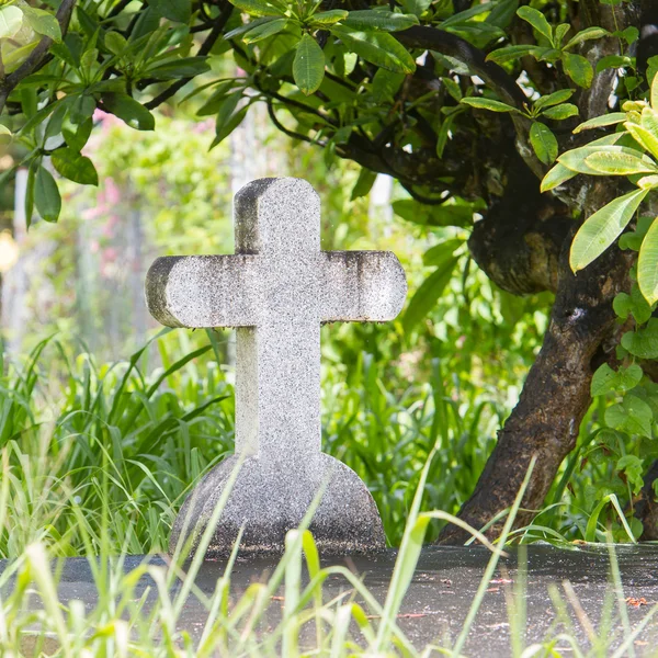 Croce su pietra tombale — Foto Stock