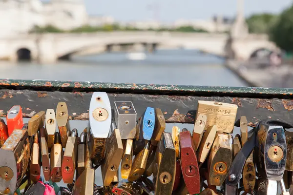 PARIS - JULY 27: Lockers at Pont des Arts symbolize love for eve — Stock Photo, Image