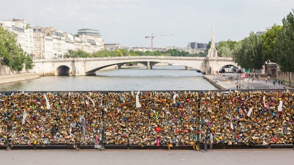 PARIS - JULY 27: Lockers at Pont des Arts symbolize love for eve — Stock Photo, Image