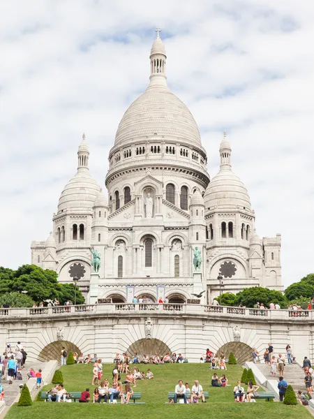 Paris, Frankreich - 28. Juli: sacre coeur basilica im Sommertag. Mehr zum Thema — Stockfoto