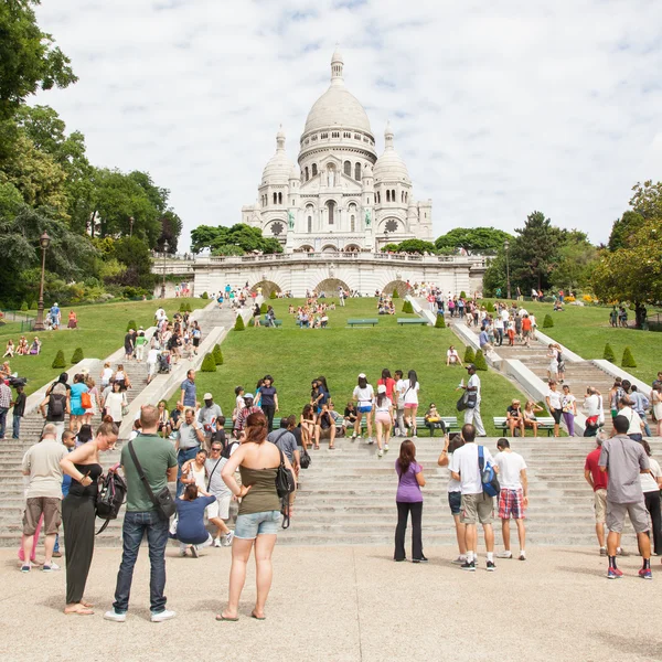 PARIS, FRANCE - JULY 28: Sacre Coeur Basilica in summer day. Lar — Stock Photo, Image