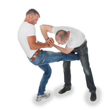 başka bir adam, güçlenmesi, kasıklarına tekme kaçırmaya çalışan adam