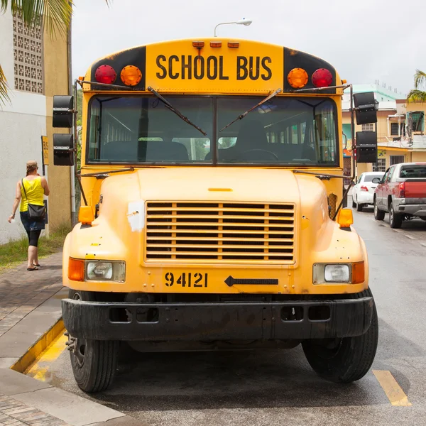 Ônibus escolar amarelo estacionado — Fotografia de Stock