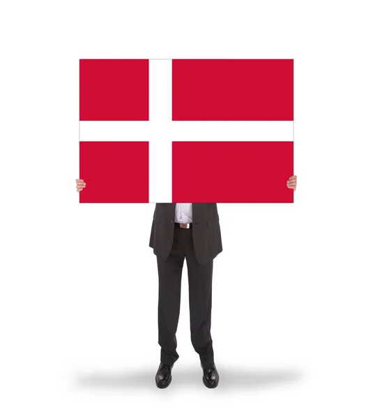 Homme d'affaires souriant tenant une grande carte, drapeau du Danemark — Photo