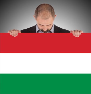 büyük bir kart, Macaristan bayrağı tutarak gülümseyen iş adamı