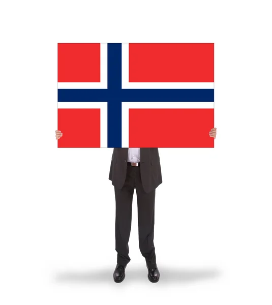 Hombre de negocios sonriente sosteniendo una tarjeta grande, bandera de Noruega — Foto de Stock