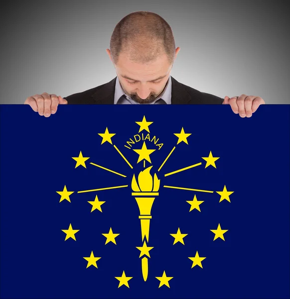 Lachende zakenman met een grote kaart, vlag van indiana — Stockfoto