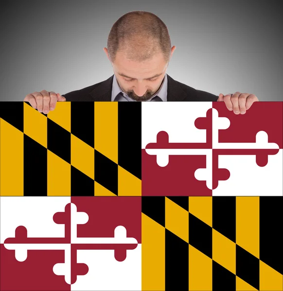 Улыбающийся бизнесмен с большой картой, флаг Мэриленда — стоковое фото