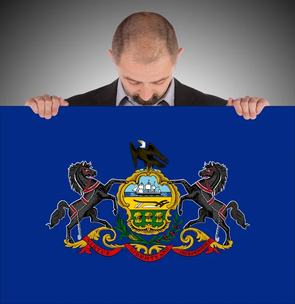 Lachende zakenman met een grote kaart, vlag van pennsylvania — Stockfoto