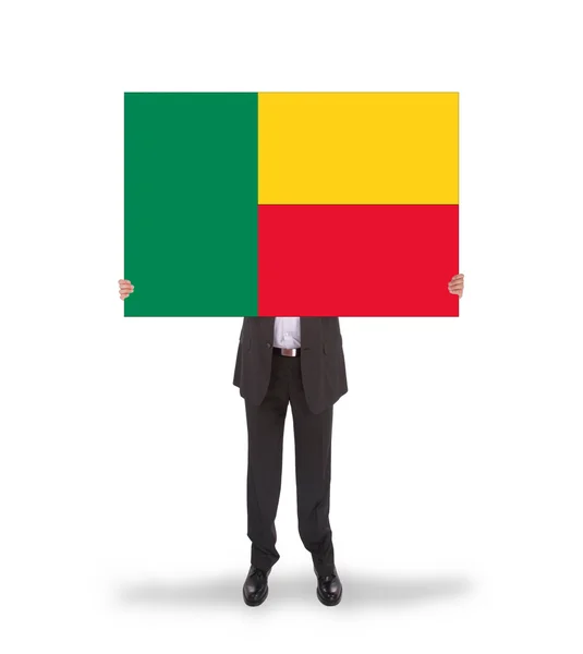 Homme d'affaires tenant une grande carte, drapeau du Bénin — Photo