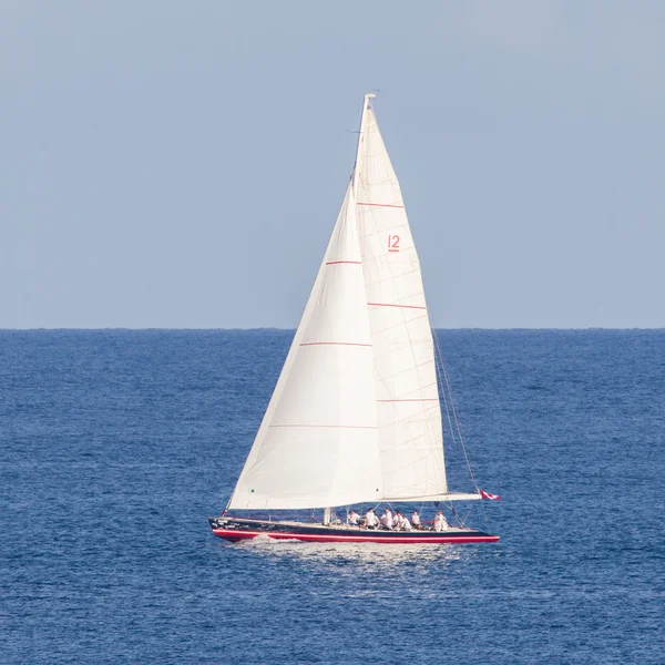 Kleine zeilboot zeilen op zee — Stockfoto