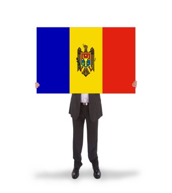 büyük bir kart, moldova bayrağı tutarak işadamı