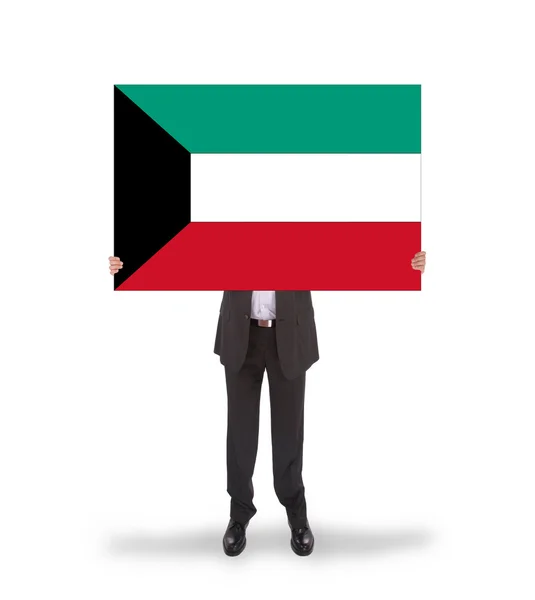 Affärsman som innehar ett stort kort, flagga kuwait — Stockfoto