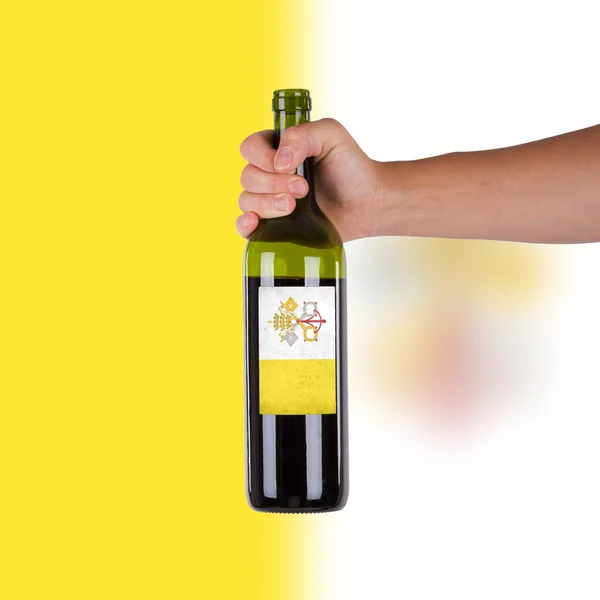 Hånd med en flaske rødvin - Stock-foto