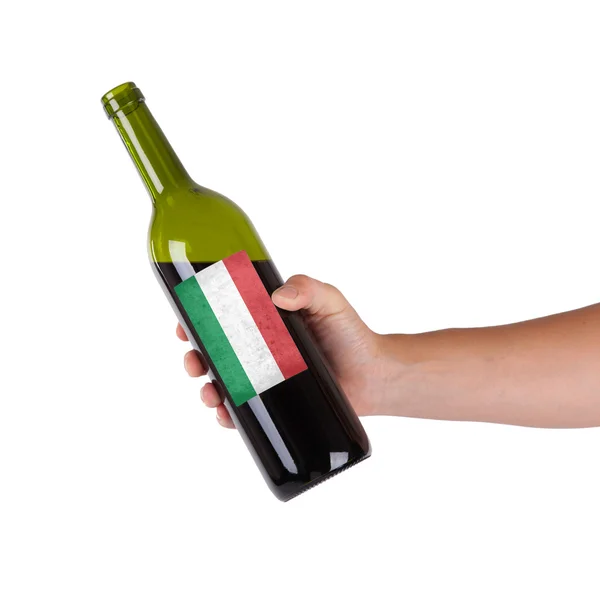 हाताने लाल वाईनची बाटली धारण — स्टॉक फोटो, इमेज