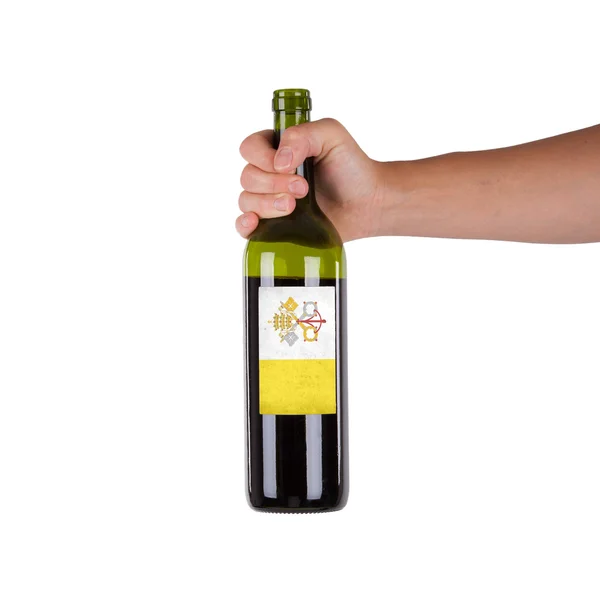 Hand hält eine Flasche Rotwein — Stockfoto