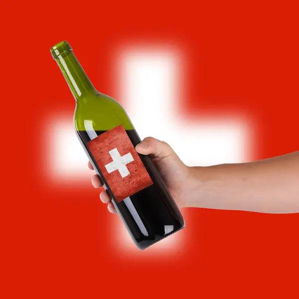Hand holding een fles rode wijn — Stockfoto