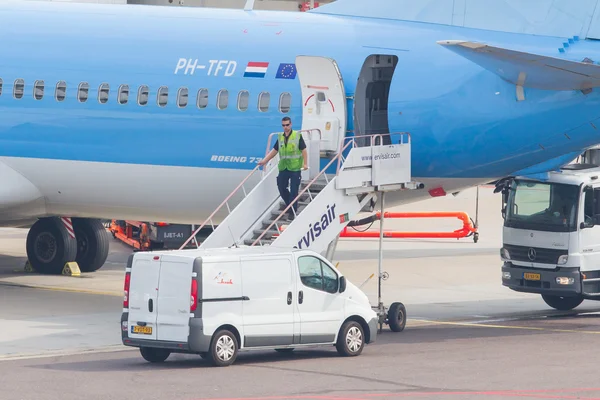 AMSTERDAM - 6 DE SEPTIEMBRE: KLM avión está siendo inspeccionado en Schipho — Foto de Stock