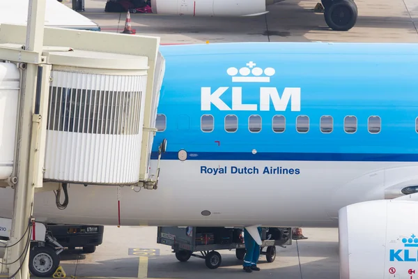 AMSTERDAM - SEPTEMBER 6: KLM plane is being loaded at Schiphol A — Stock Photo, Image