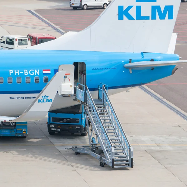 AMSTERDAM - SEPTEMBER 6: KLM plane is being loaded at Schiphol A — Stock Photo, Image