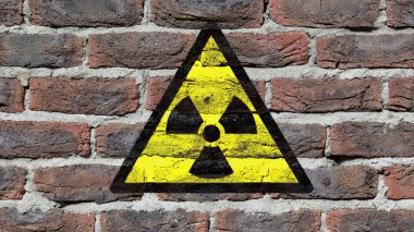 graffity ile doku eski koyu kırmızı tuğla duvar