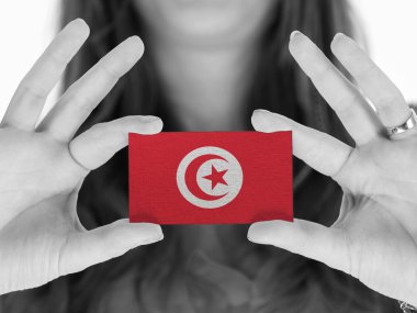 iş kartı gösteren kadın