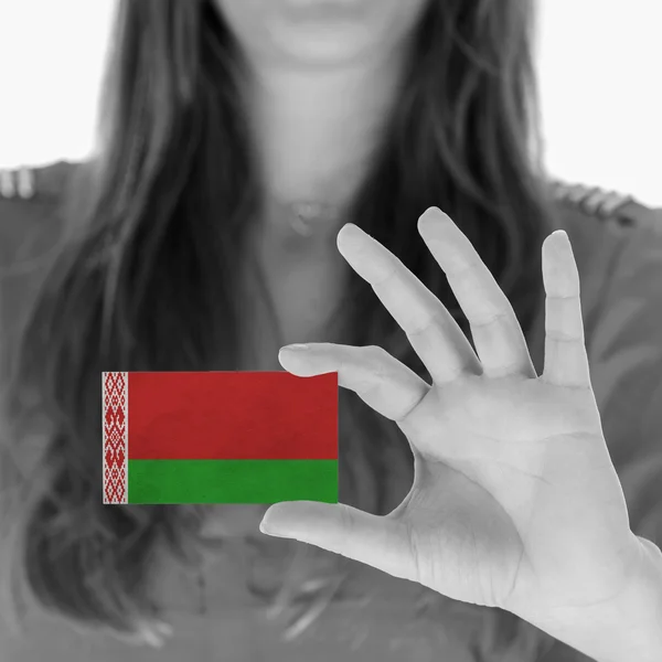 Woman showing a business card — Stock Photo, Image