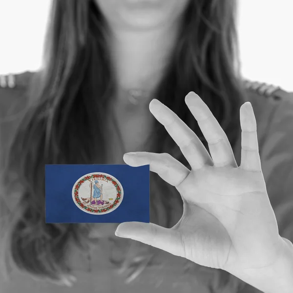 Woman showing a business card — Stock Photo, Image