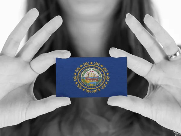 Woman showing a business card — Stock Photo, Image