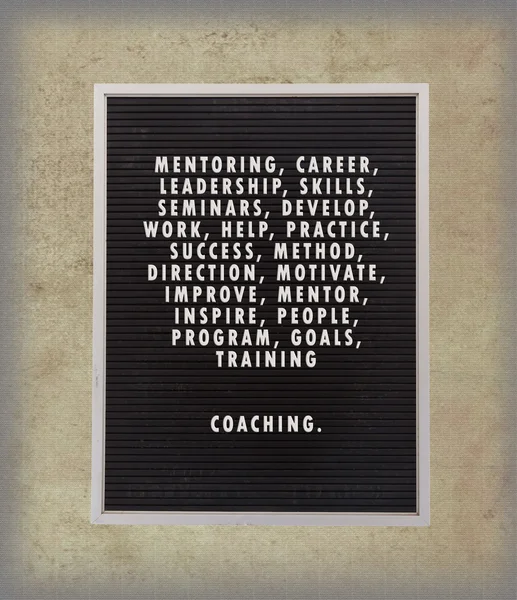 Conceito de coaching em letras plásticas na placa de menu muito antiga — Fotografia de Stock