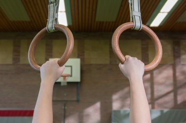insan içinde jimnastik yüzük asılı