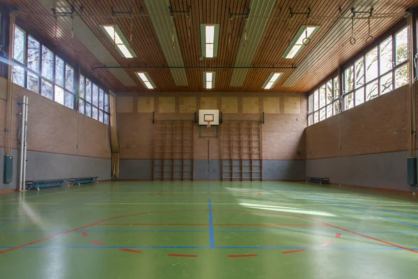 Interno di una palestra a scuola — Foto Stock