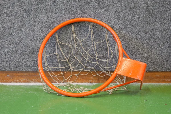 Старий баскетбольний кільце з сіткою — стокове фото