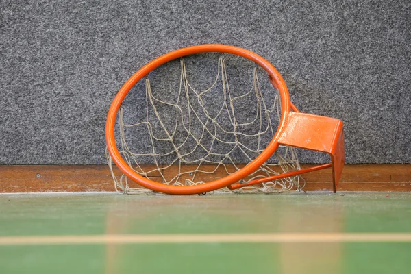 Vecchio canestro da basket con rete — Foto Stock