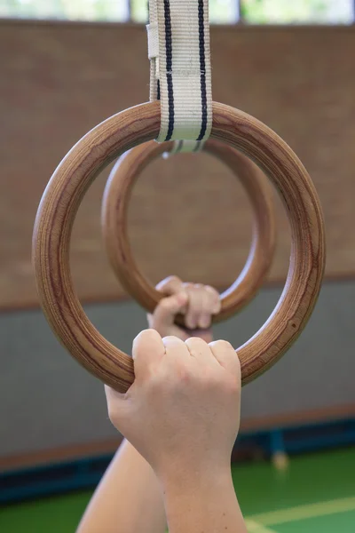 Colgante humano en anillos gimnásticos — Foto de Stock