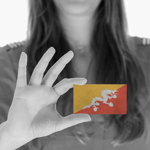 Woman showing a business card — Stock Photo, Image