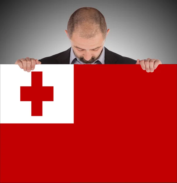 Улыбающийся бизнесмен с большой картой или флагом — стоковое фото