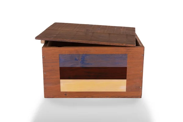 Caixa de madeira isolada sobre um fundo branco — Fotografia de Stock