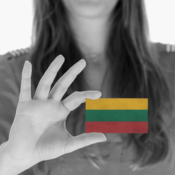 Woman showing a business card — Stock Photo, Image