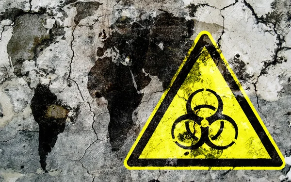 Eski duvar biyolojik tehlike uyarı işareti ile kırık ve bayrak boyalı — Stok fotoğraf