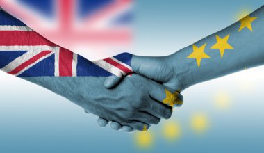 Erkek ve kadın el sıkışıyor.