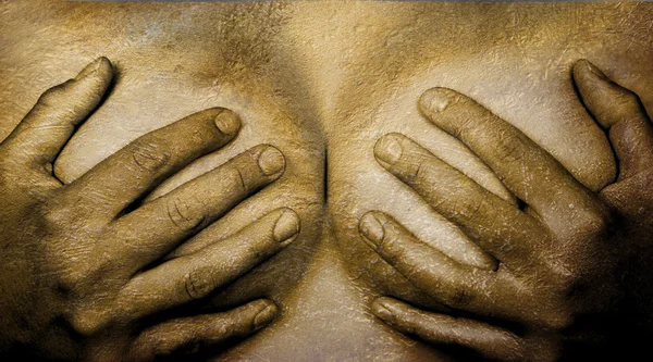 Руки, прикрывающие грудь — стоковое фото