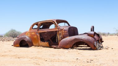 namib Çölü'nde terk edilmiş araba