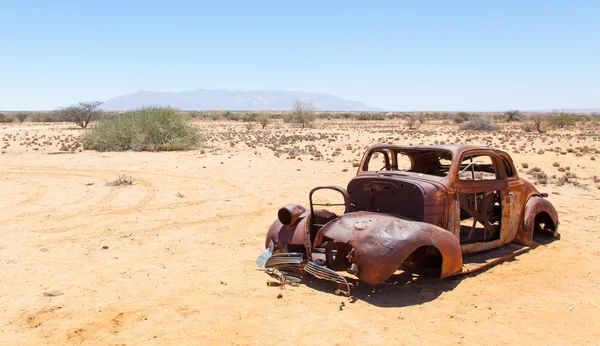Carro abandonado no deserto da Namíbia — Fotografia de Stock