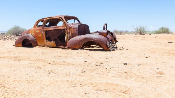 ナミブ砂漠に捨てられた車 — ストック写真