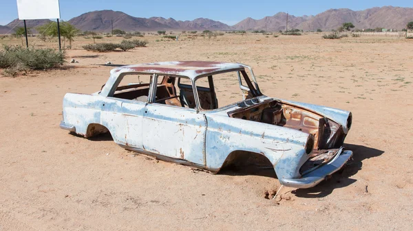 ナミブ砂漠に捨てられた車 — ストック写真