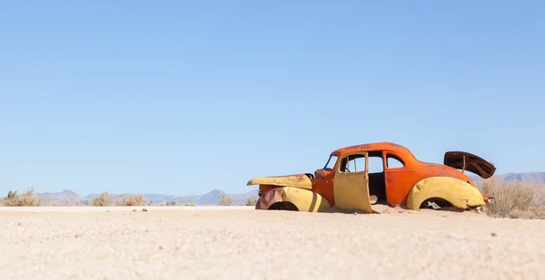 Auto abbandonata nel deserto del Namib — Foto Stock