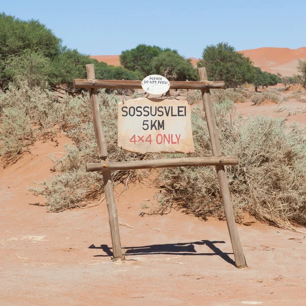 Signo del Deadvlei (Sossusvlei), las famosas dunas rojas de Namib — Foto de Stock