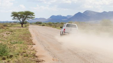 Namibya ülkesindeki bir çakıl yol sürüş araba